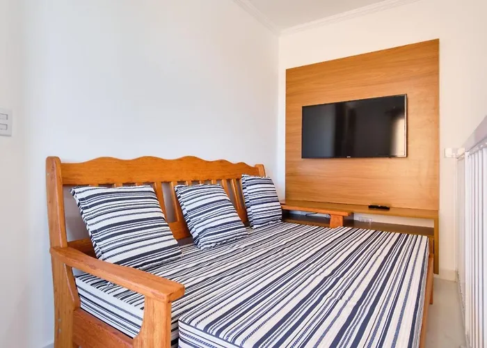 Apartamento bem equipado com ar condicionado e churrasqueira a 100 metros da praia - 02 dormitórios - Edifício Água Viva Ubatuba, Brasil