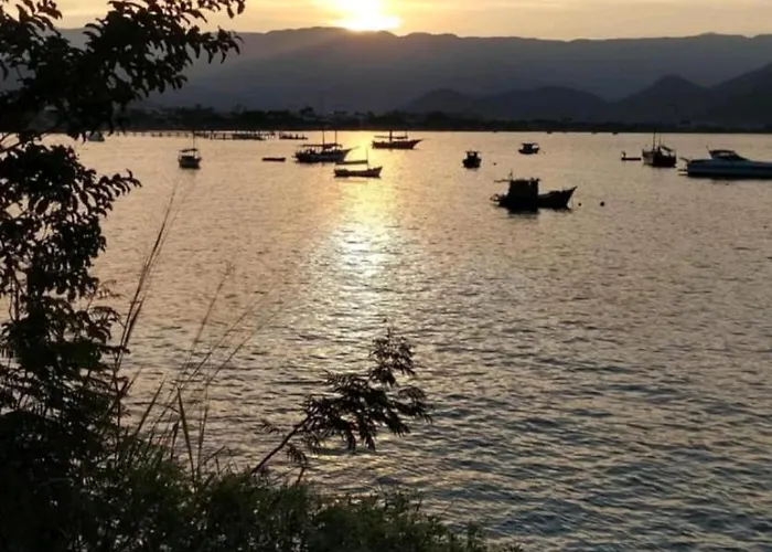 Apto Centro Ubatuba com Varanda Gourmet, Suíte e Piscina, Brasil