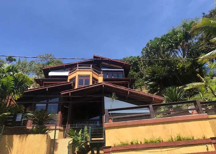 Mansão na costa com vista para o mar Ubatuba, Brasil