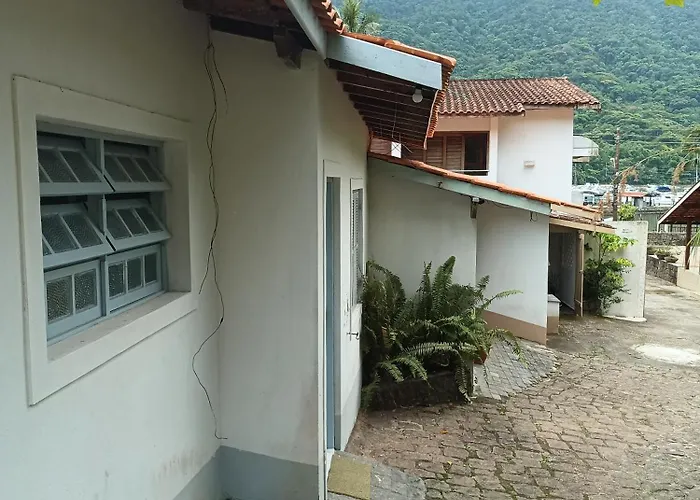 Praia Saco Da Ribeira, Ubatuba - Ao Lado Das Marinas E Trilhas Praia Flamengo E Sete Fontes, Brasil