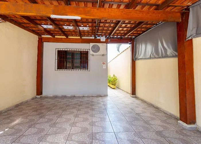 Casa Gomes com 3 suítes e ar-condicionado até 12 pessoas em Ubatuba Itaguá, Brasil