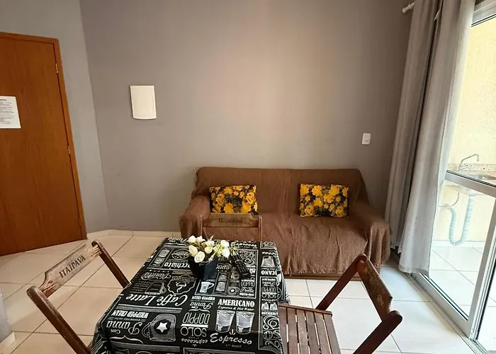 Ap um dormitório com ar condicionado ou ventiladores de teto, churrasqueira Ubatuba, Brasil