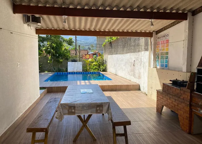 Refúgio Confortável com Piscina Ampla e Fogão a Lenha Ubatuba, Brasil