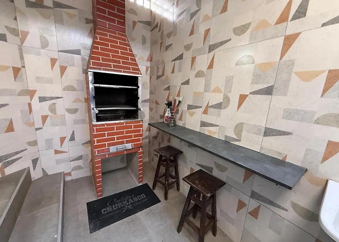TRIPLEX piscina churrasqueira lava e seca Wi-Fi e 2 TVs em Condomínio com 90m2 no centro de Ubatuba, Brasil